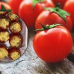 En lugar de col y pimientos rellenos: receta de tomates